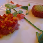 Battuta al coltello su crema di sedano e su dadolada di peperoni gialli e rossi Battuta al coltello su crema di sedano e su dadolada di peperoni gialli e rossi