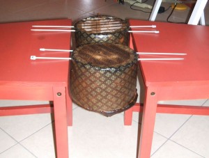 Appeso coi ferri da calza