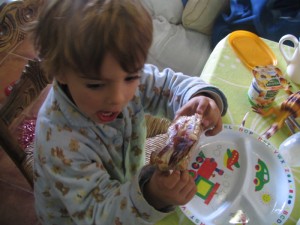 Un Bambino andaluso fa colazione con pane tostato, olio d'oliva e jamón