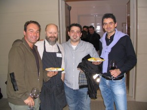 Agli estremi, lo staff dell'Osteria L'Oliveta di Massarosa. Al centro, da sinistra, Paolo Parisi (allevatore) e Nicola Mancino (chef de Piccolo Principe di Viareggio)