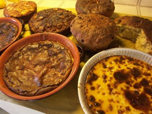 tortadolceputta-e-pasimate Torta di riso dolce, torta putta e pasimate sullo sfondo