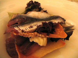 Millefoglie di acciughe con crackers al sesamo bianco, burro salato ed aceto balsamico