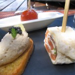 Mousse d'arancio e caviale, rollé di salmone, pomodorino caramellato
