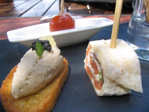 Mousse d'arancio e caviale, rollé di salmone, pomodorino caramellato