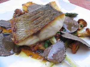 Branzino con finferli e tartufo di Sant Jean