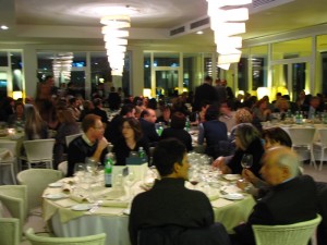 Un momento della cena, 150 etichette in degustazione