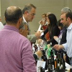 A sinistra, Roberto Crocenzi della Taverna di Montisi (SI) prende appunti allo stand di Gabriele da Prato di Podere Còncori