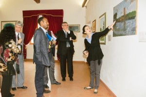 La guida illustra alle delegazioni straniere le opere della Pinacoteca