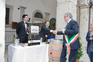 Il Sindaco visita lo stand Casali del Giglio