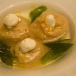 Canederli Canederli di pappa al pomodoro su brodo di basilico, ricotta e parmigiano