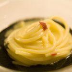 Spaghettoni Spaghettoni aglio, olio, peperoncino, zenzero su zuppa di pesce al nero