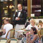 Un café davanti a Saint Germain De Pré